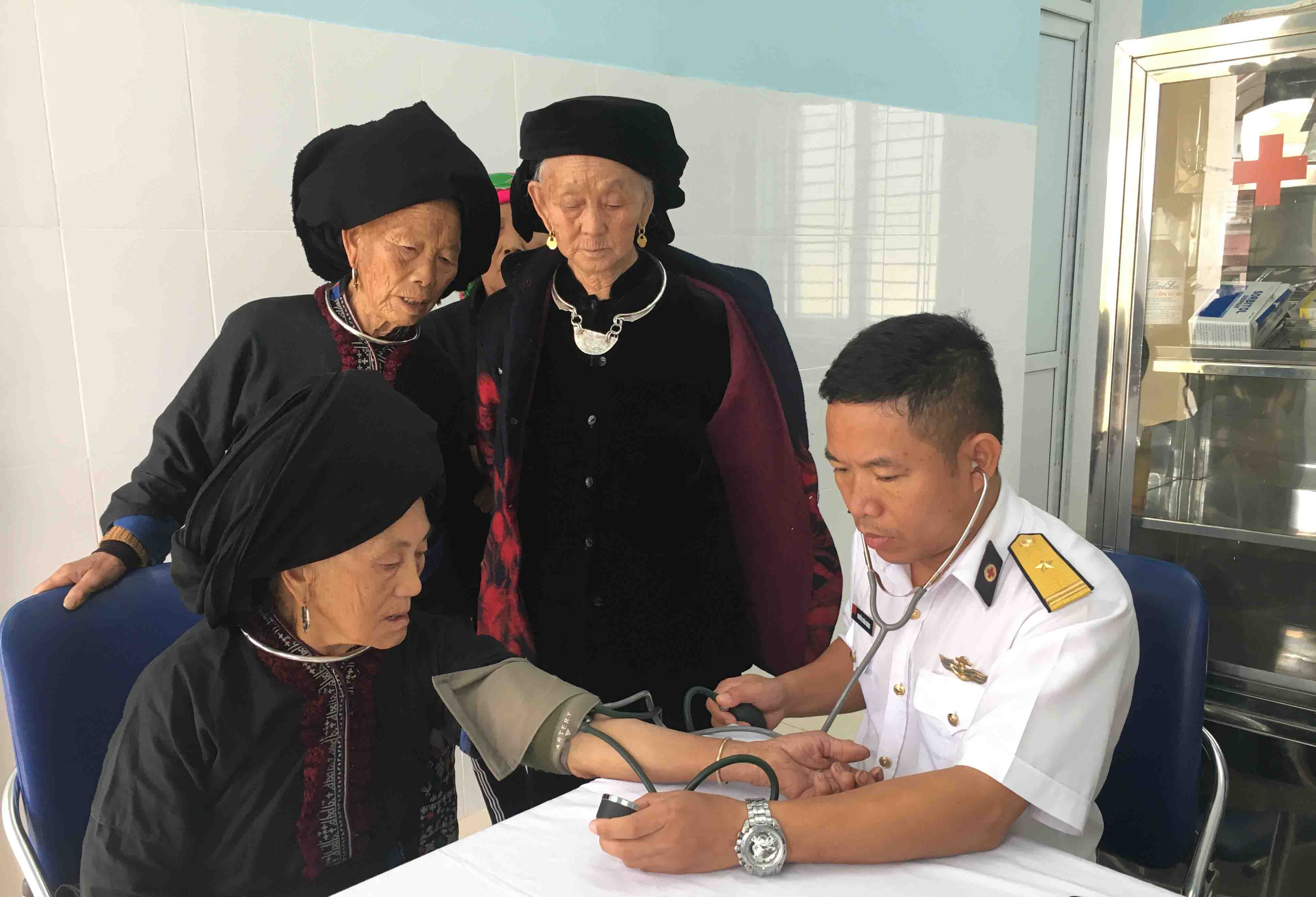 Quân y Bộ Tham mưu Quân chủng Hải quân khám chữa bệnh cho bà con dân bản thị trấn Sìn Hồ